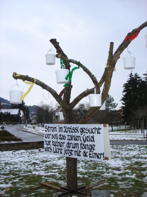 Der Narrenbaum der dem Bürgermeister überreicht wurde und seitdem im Kreisel steht. KKK - Prunksitzung 2007 - 