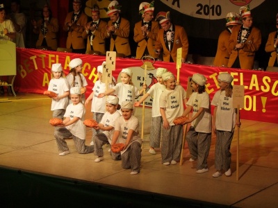 Die Kindergarde als Mini-Bäcker mit ihrem Schautanz bei der Prunksitzung 2010. KKK - Die Brehmbachhüpfer... - Der Verein - Garden