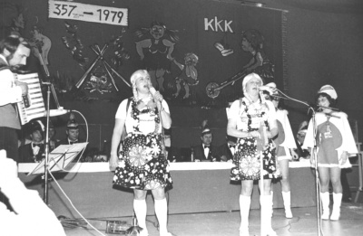 Dieter Dewor (Musik), Doris Waltert und Maria Hippler im Dirndel KKK - 44 Jahre - ein Rückblick in Bildern - Der Verein - Geschichte