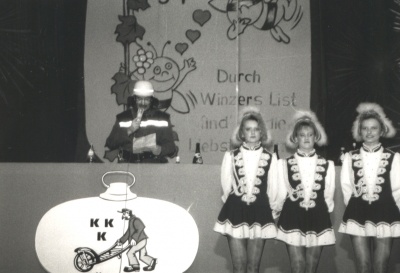 1994 - Elferrat bei Feuerwehrübung ausserhalb der Halle. Manfred Grüner allein auf der Bühne KKK - 44 Jahre - ein Rückblick in Bildern - Der Verein - Geschichte