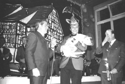 1976 - Josef Schäfer, Friedrich Veith, Bürgermeister Steffan bei der Prunksitzung KKK - 44 Jahre - ein Rückblick in Bildern - Der Verein - Geschichte