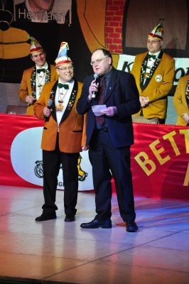 Pfarrer Franz Lang auf der Bühne KKK - Prunksitzung: Bettflaschen heizten mächtig ein - Kampagne - 2013