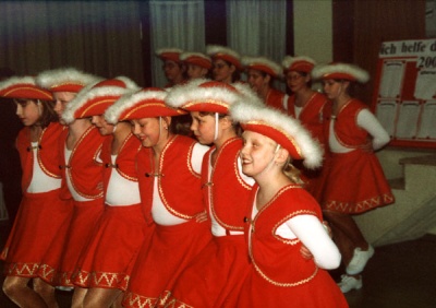 Die Kindergarde mit Ihrem Gardetanz KKK - Helferfest - Kampagne - 2002