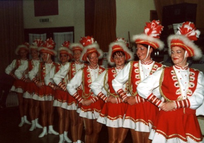 Die Rote Garde nach ihrem Gardetanz KKK - Helferfest - Kampagne - 2002